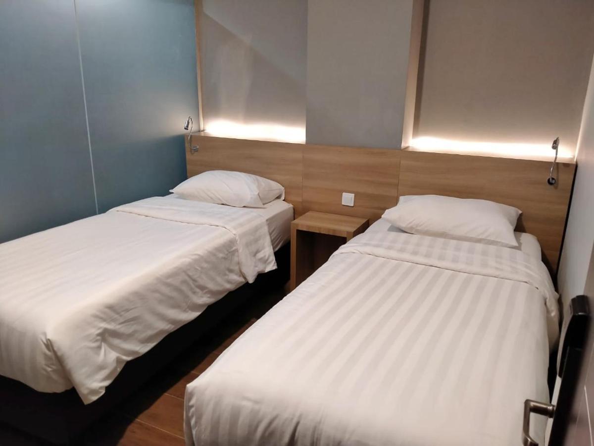 Hotel Marina Airport Семаранг Экстерьер фото
