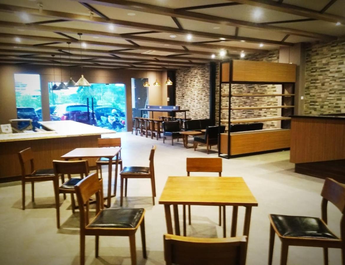 Hotel Marina Airport Семаранг Экстерьер фото