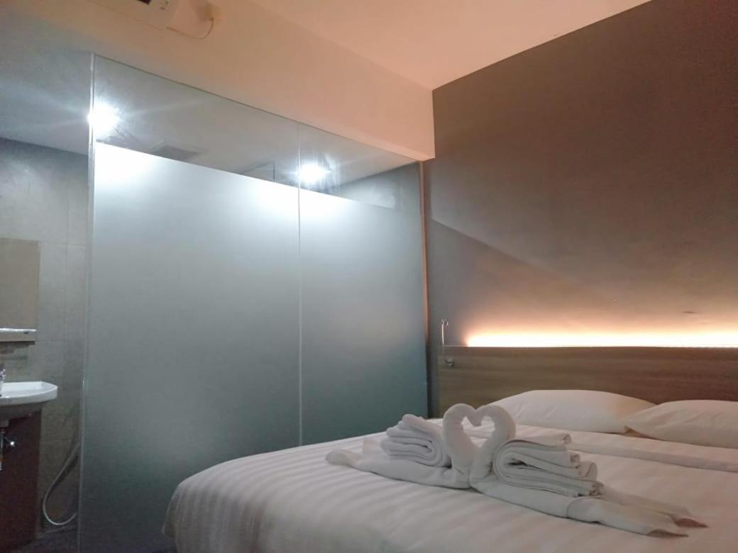 Hotel Marina Airport Семаранг Экстерьер фото